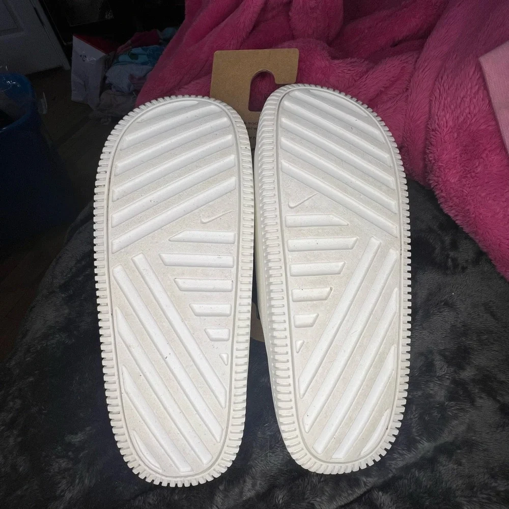 X SOLD X
Nike White Slide Sandals - Picture 5 of 7